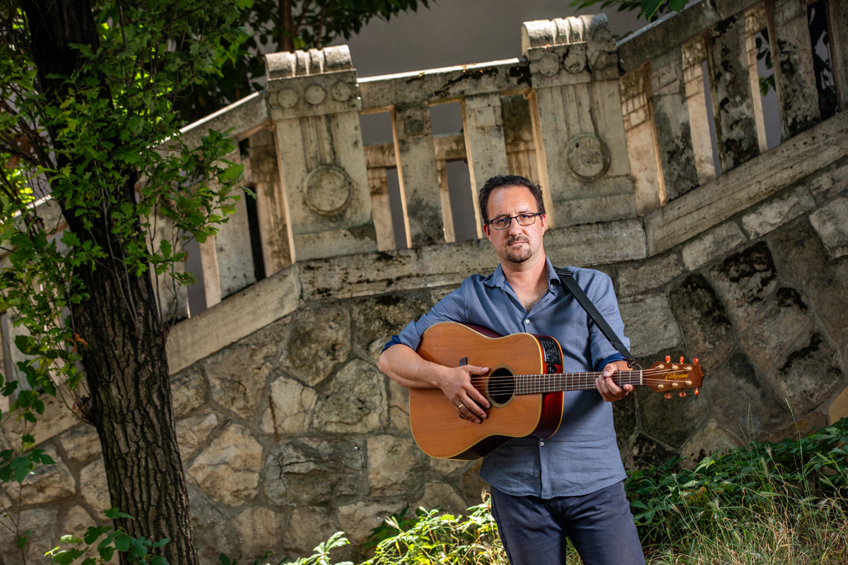 Mégsem kicsi a világ