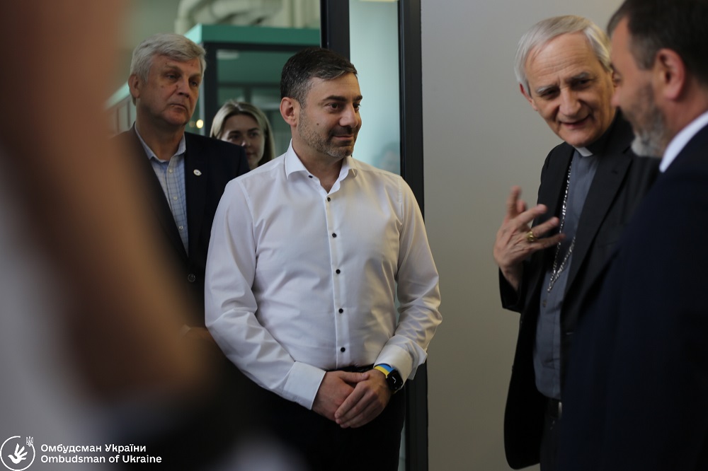 Az ukrán emberi jogi biztossal tanácskozott a vatikáni békemisszió vezetője