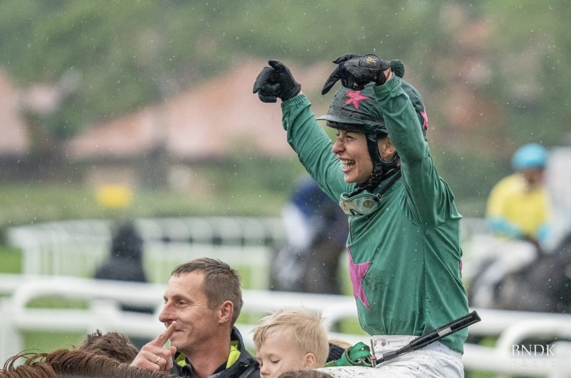 Szenvedély és szerelem – százados a legfiatalabb női zsoké