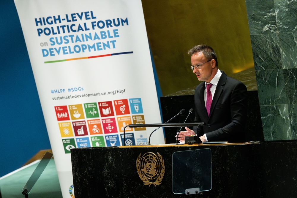 A világ blokkosodásának megelőzésével lehet esély a Föld megőrzésére