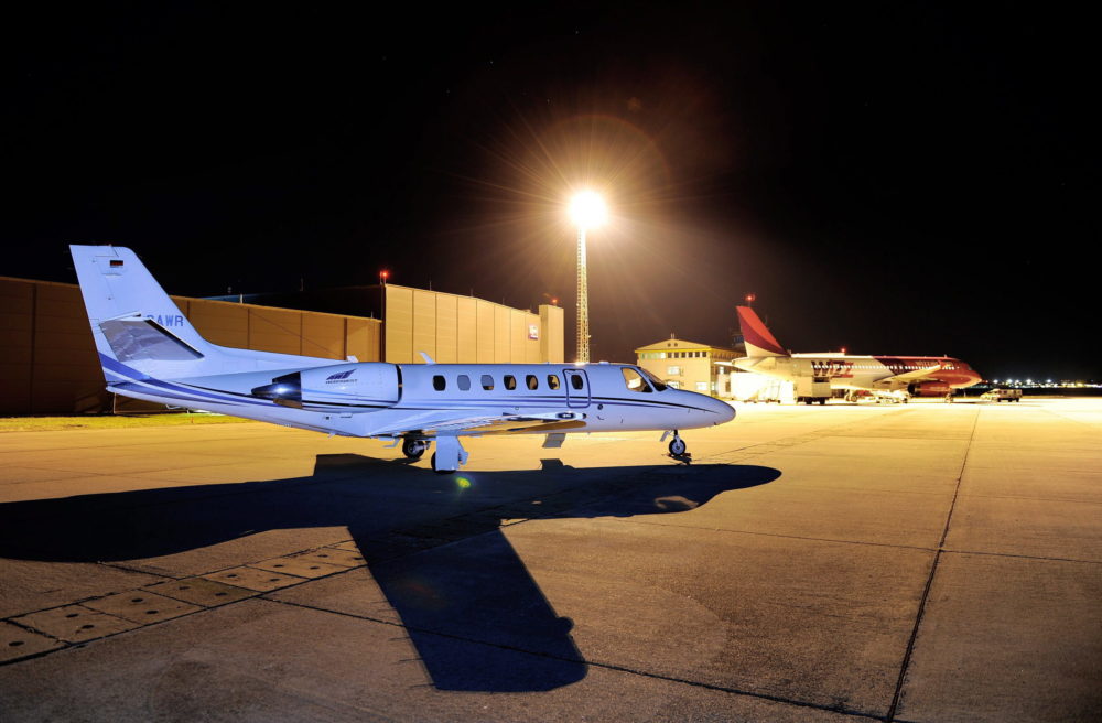 Hangárra zuhant egy kisrepülőgép Lengyelországban