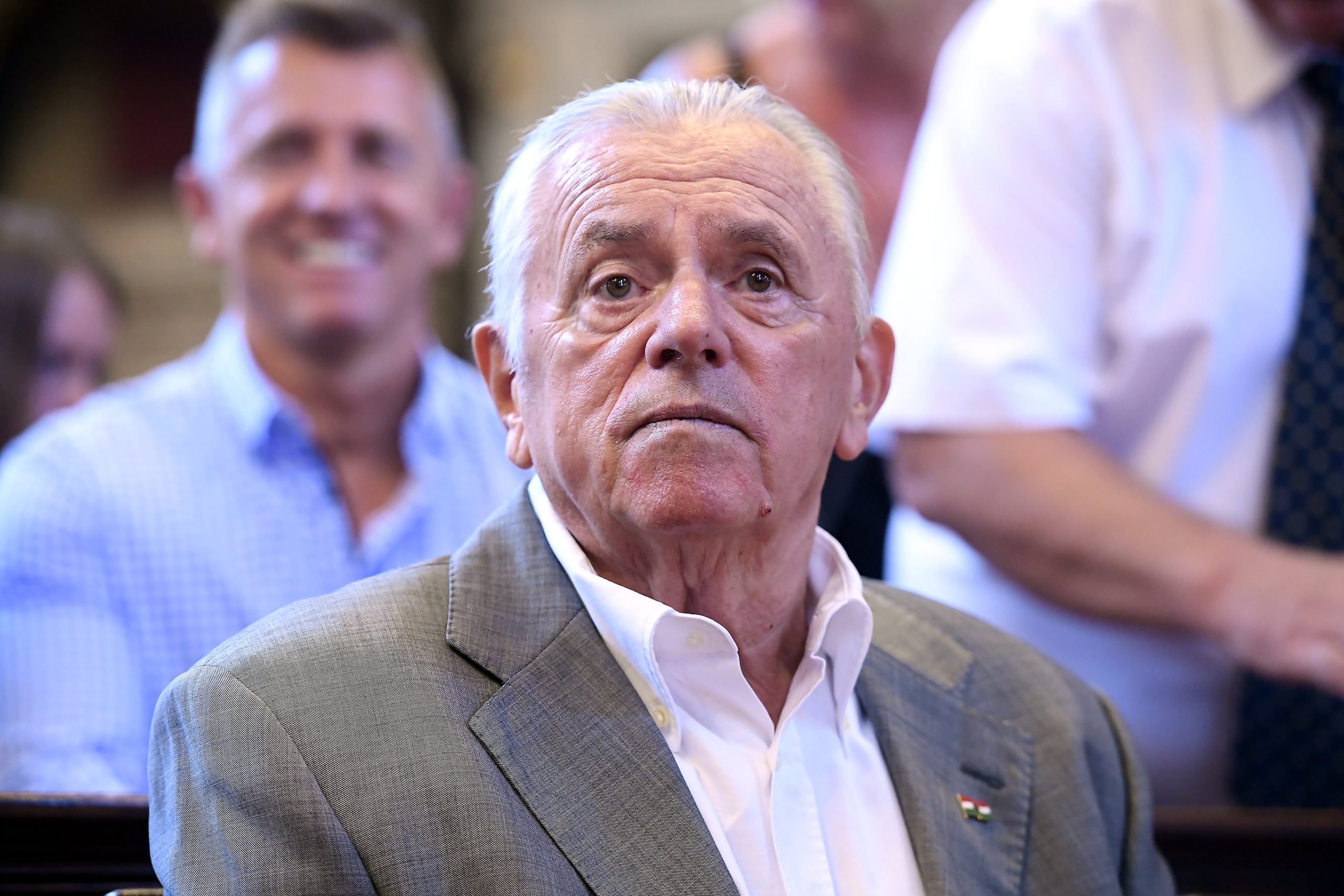 A Vasas visszavonultatja Mészöly Kálmán mezszámát