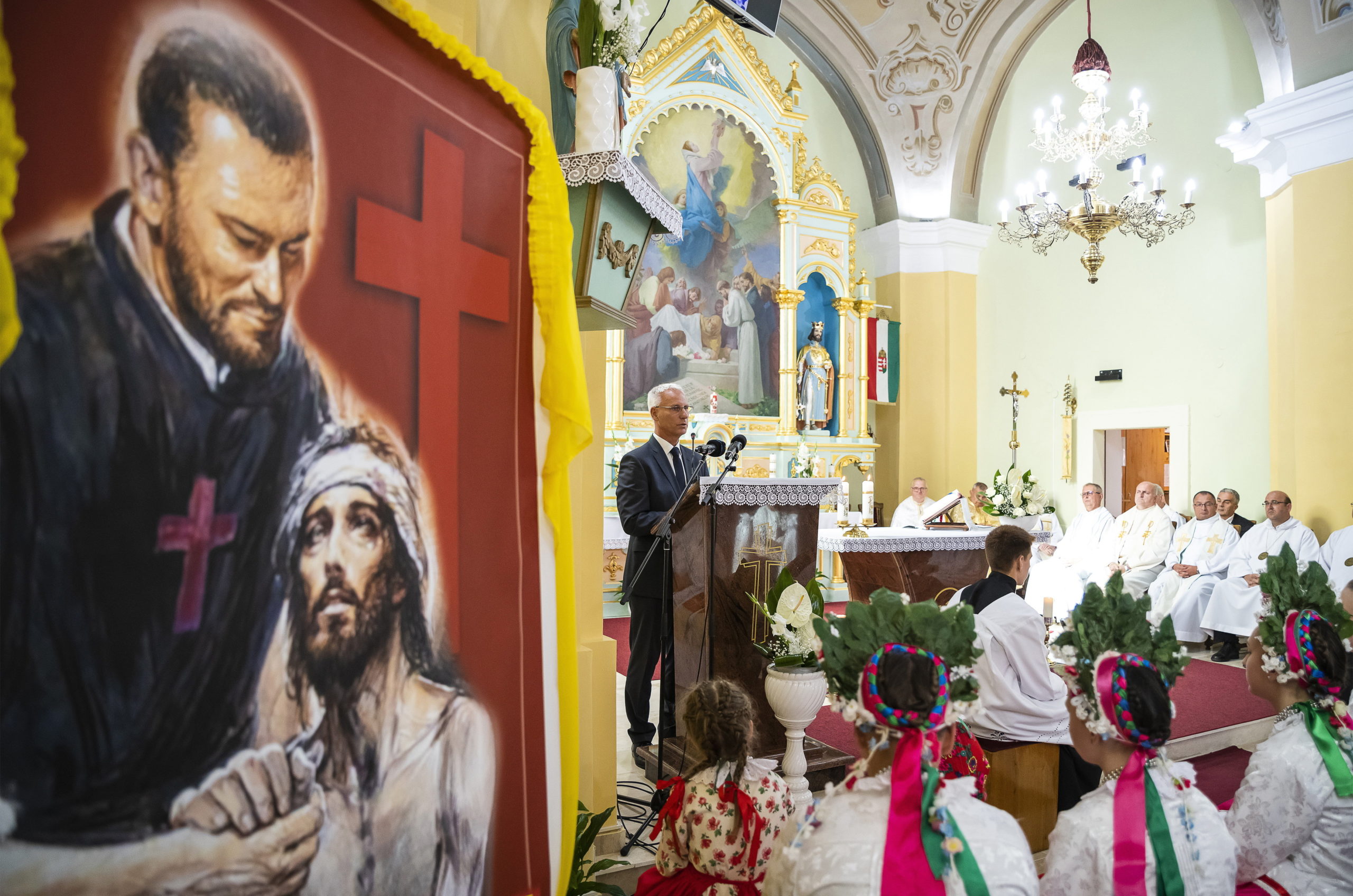 Megújult templomot adott át Soltész Miklós Ajakon