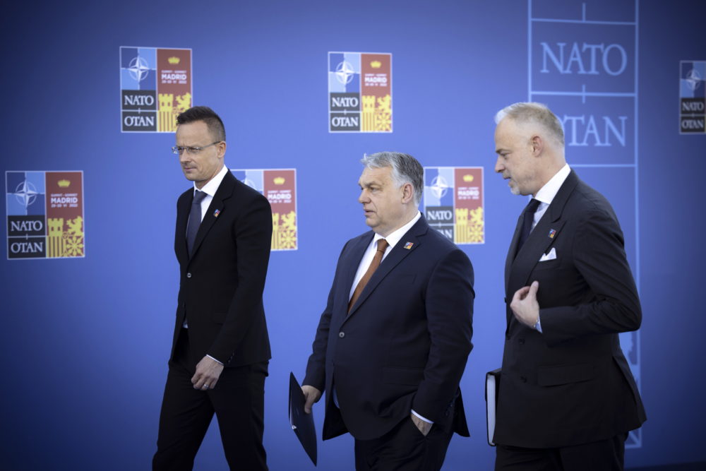 Orbán Viktor elindult a NATO-csúcsra