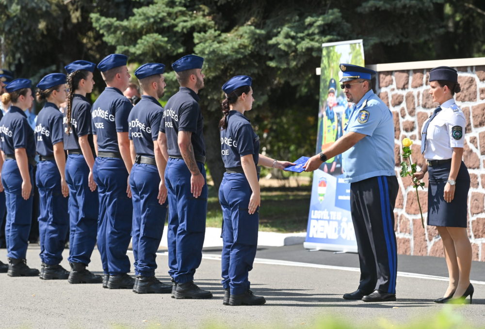 Végzős rendőrjárőrök erősítették meg esküjüket Budapesten