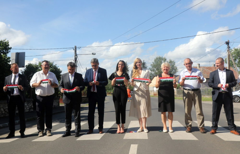 Latorcai Csaba átadta a Szerencs-Ond-Rátka-Tállya településeket összekötő utat