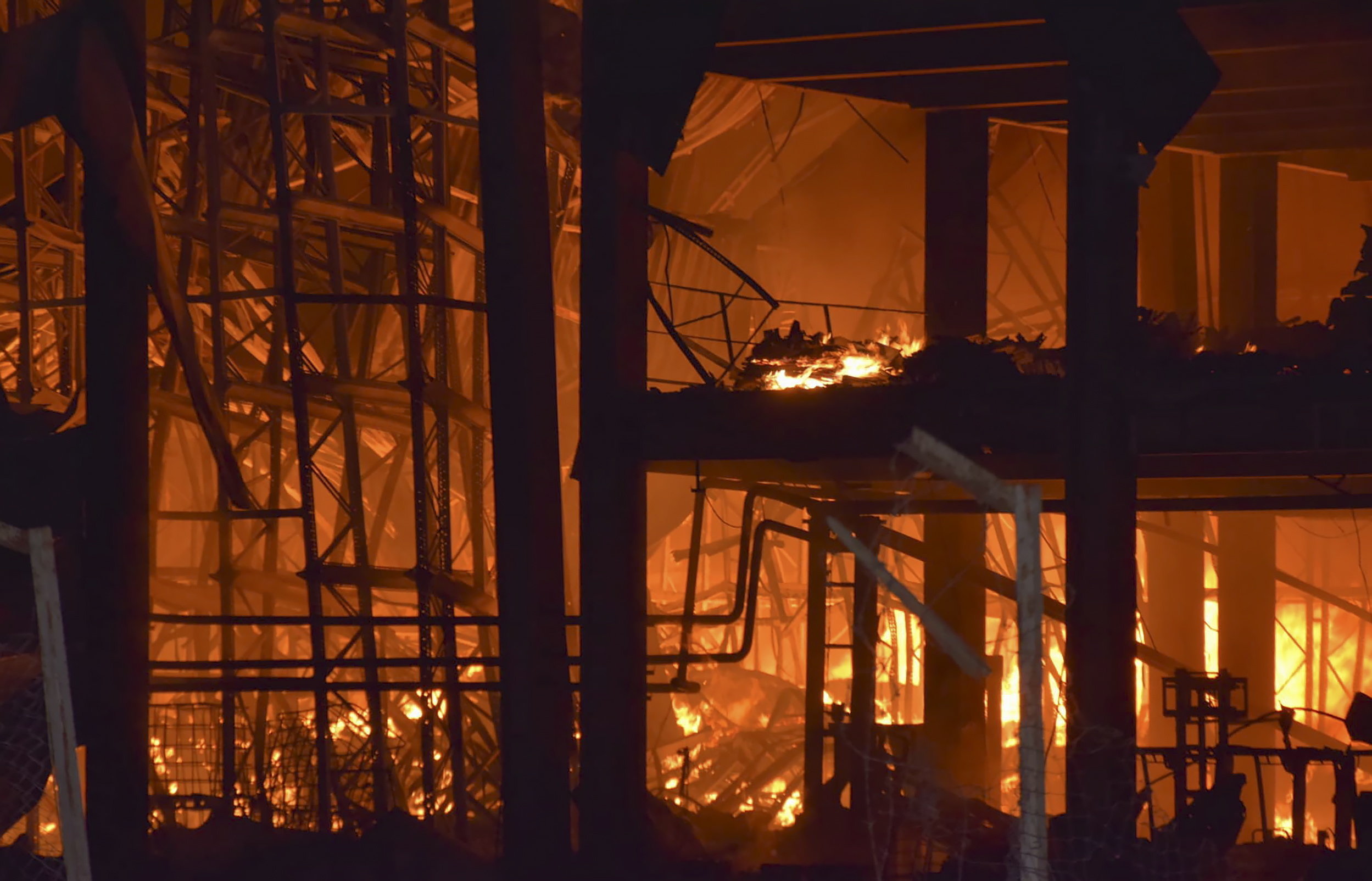 Tűz egy katonai bázison a Krím keleti részében, ismét támadás érte Odesszát