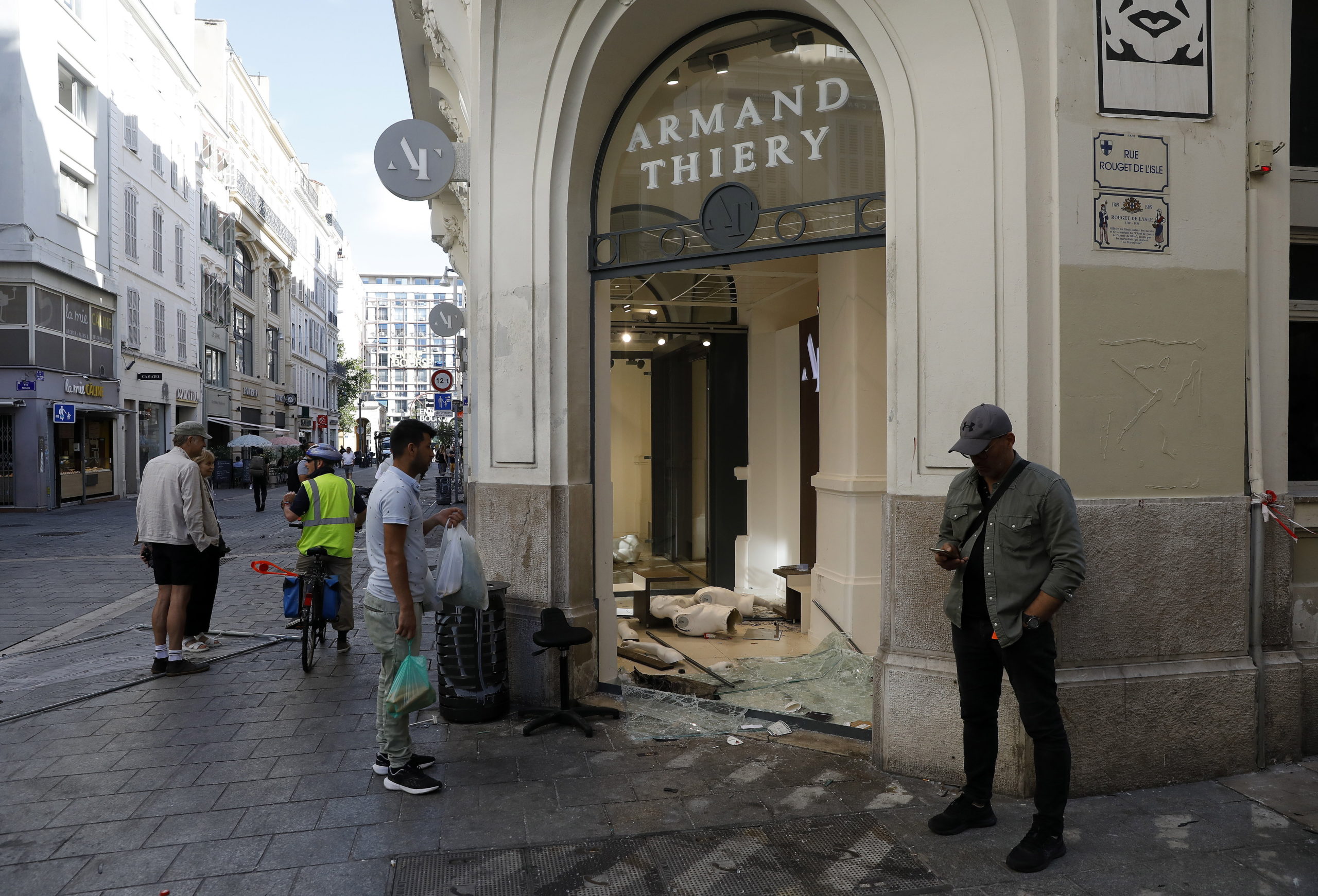 A francia zavargók szeretik a luxusüzleteket kifosztani