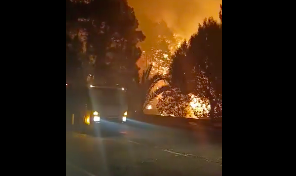 Videó: Hatalmas erdőtűz pusztít La Palma szigetén