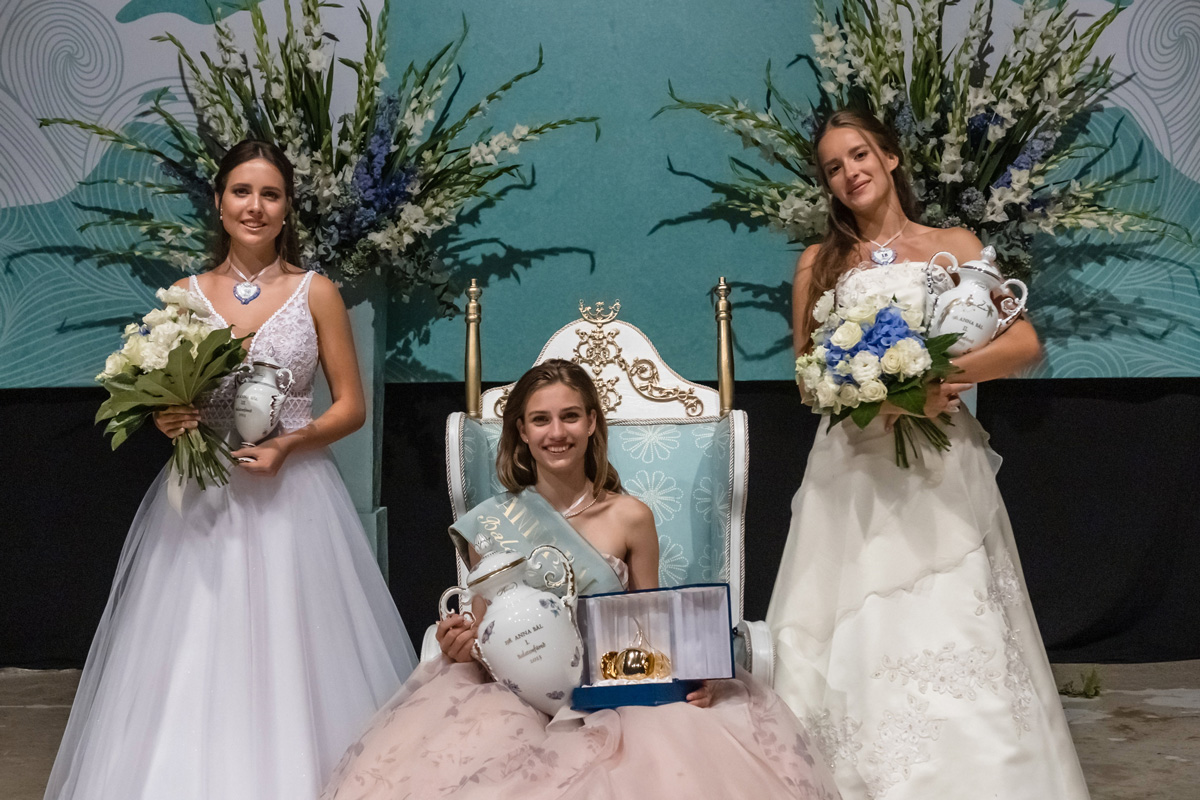 Elsőbálozók lettek az Anna-bál szépei