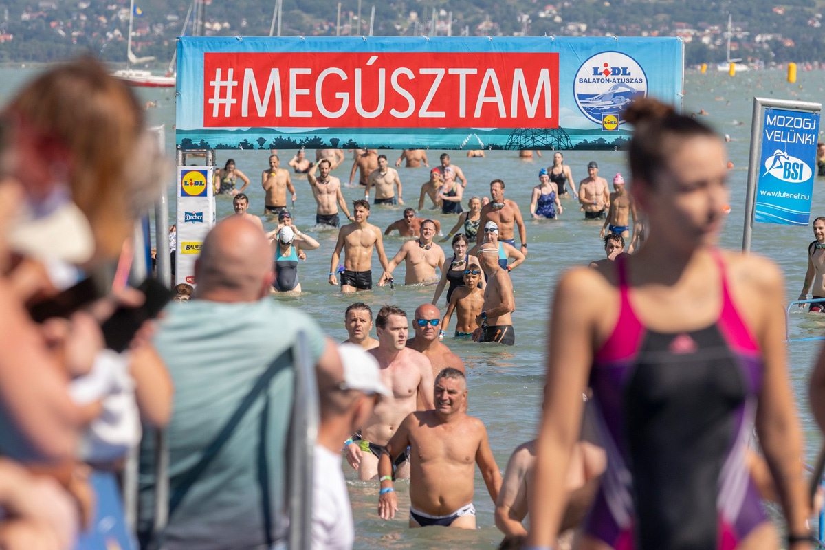 Több mint tízezren vettek részt a Balaton-átúszáson