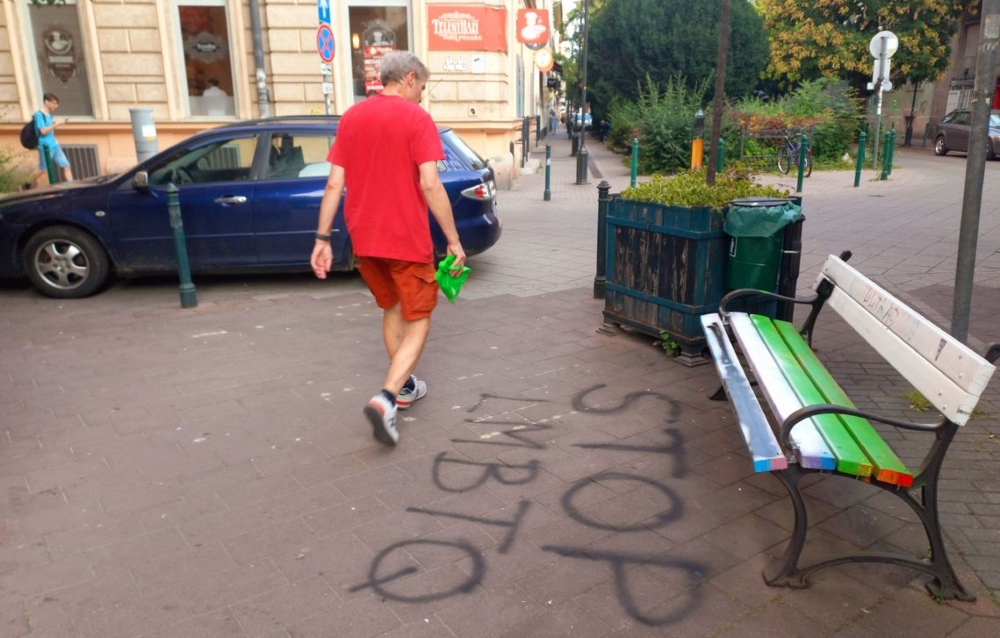 Baranyiék éjszaka is őriztetnék az elhíresült ferencvárosi padot