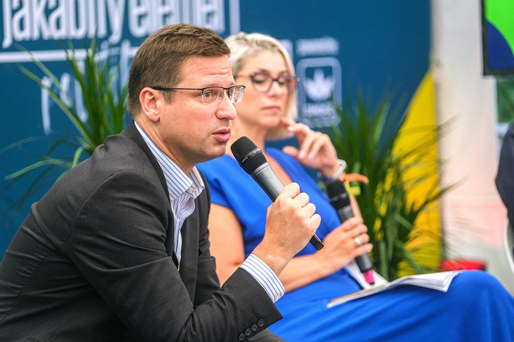 Gulyás Gergely az EP-ről: „a többség azt sem tudja, hogy fiú-e vagy lány”