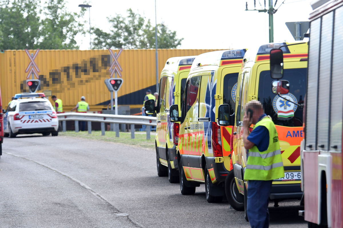 Szivárgó veszélyes anyagtól védik a vízfolyásokat a vonatbaleset közelében