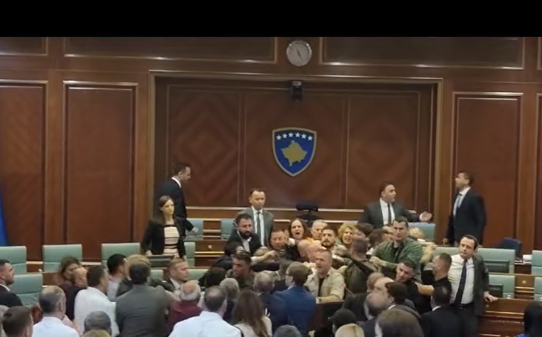 Tömegverekedés a koszovói parlamentben (Videó!)