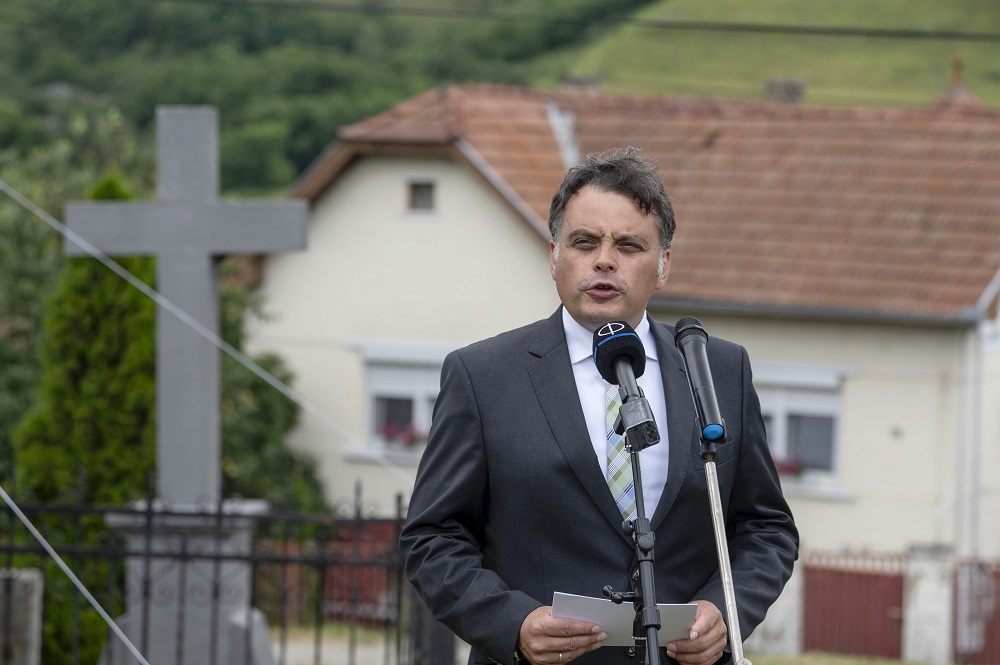 Latorcai Csaba: a kereszt nemcsak vallási jelkép, de igazodási pont is