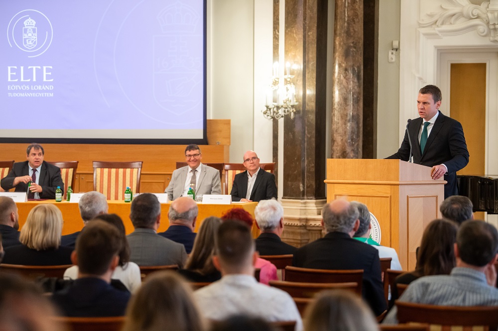 Menczer Tamás: Magyarország megvédi közösségeit és képviseli érdekeit