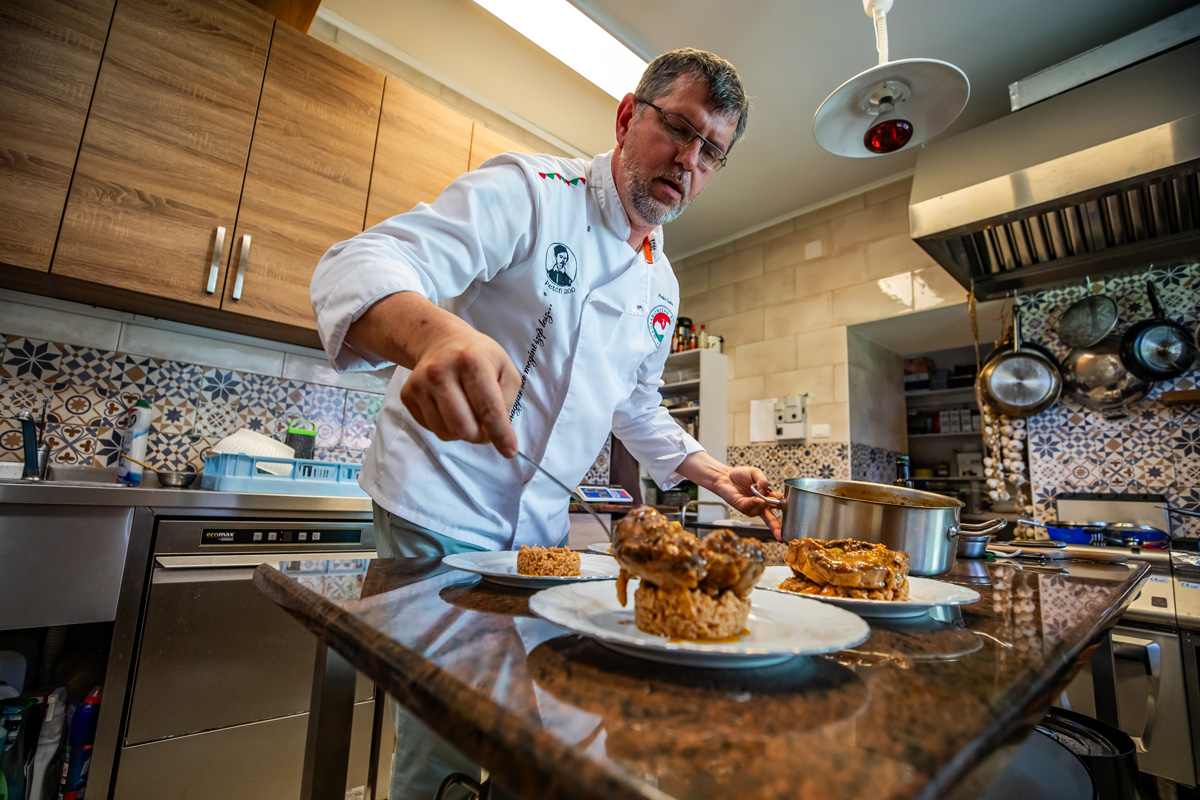 Plébános a konyhában