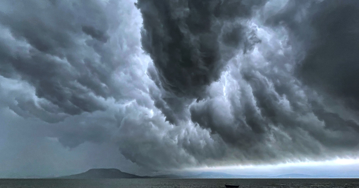 Csaknem ezer halálos áldozata van az esőzéseknek