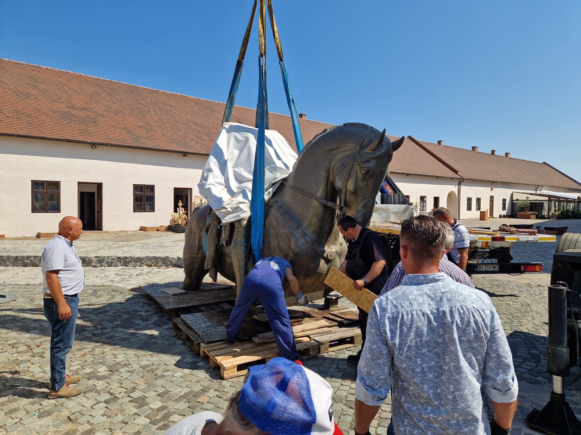 Elkezdődött Szent László király szobrának felállítása Nagyváradon – fotó