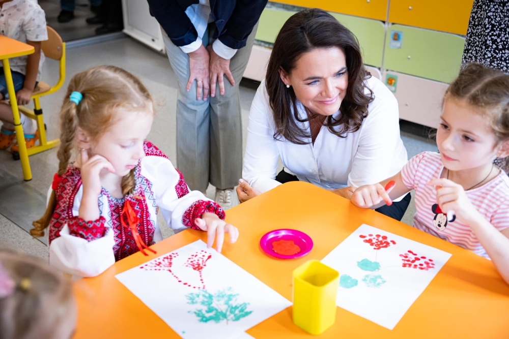 A Kijev közelében fekvő Zahalci községbe látogatott Novák Katalin