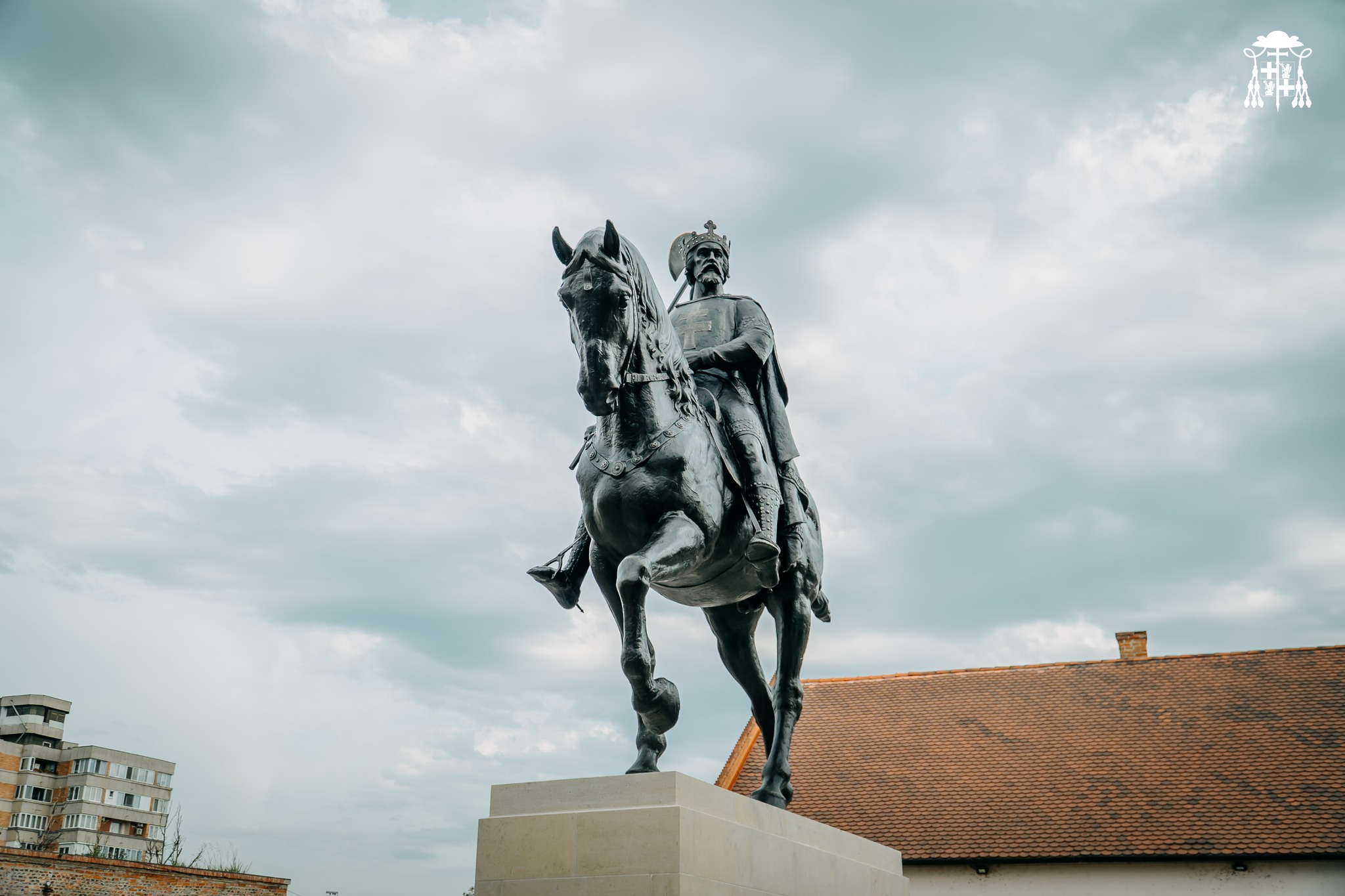 Már áll Szent László király lovasszobra a nagyváradi várban