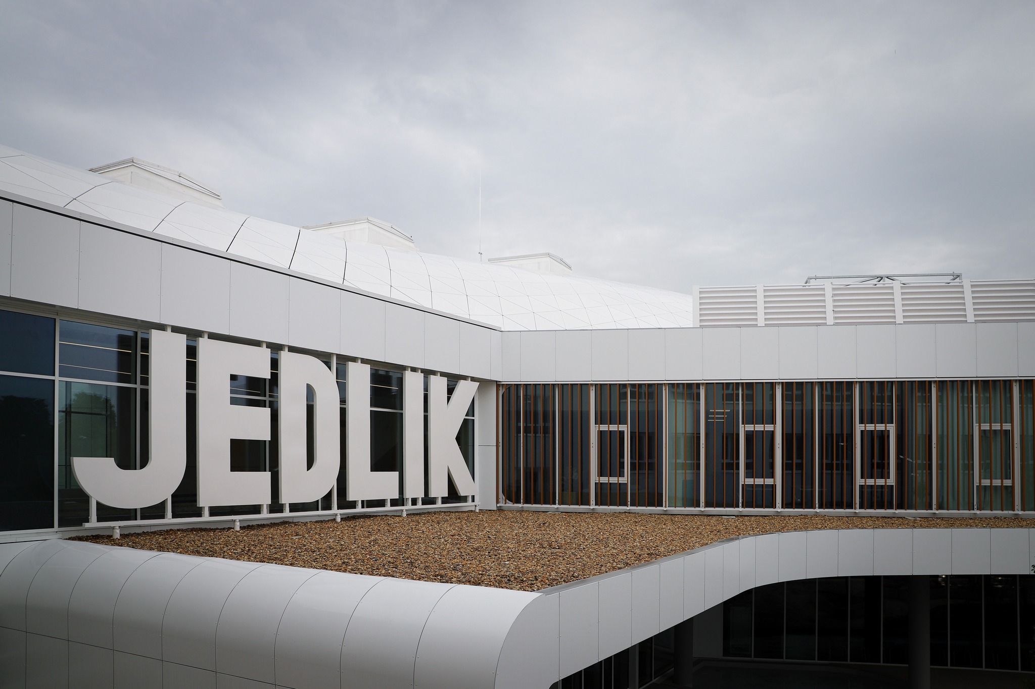 Átadták a csepeli Jedlik Ányos Gimnázium felújított épületét