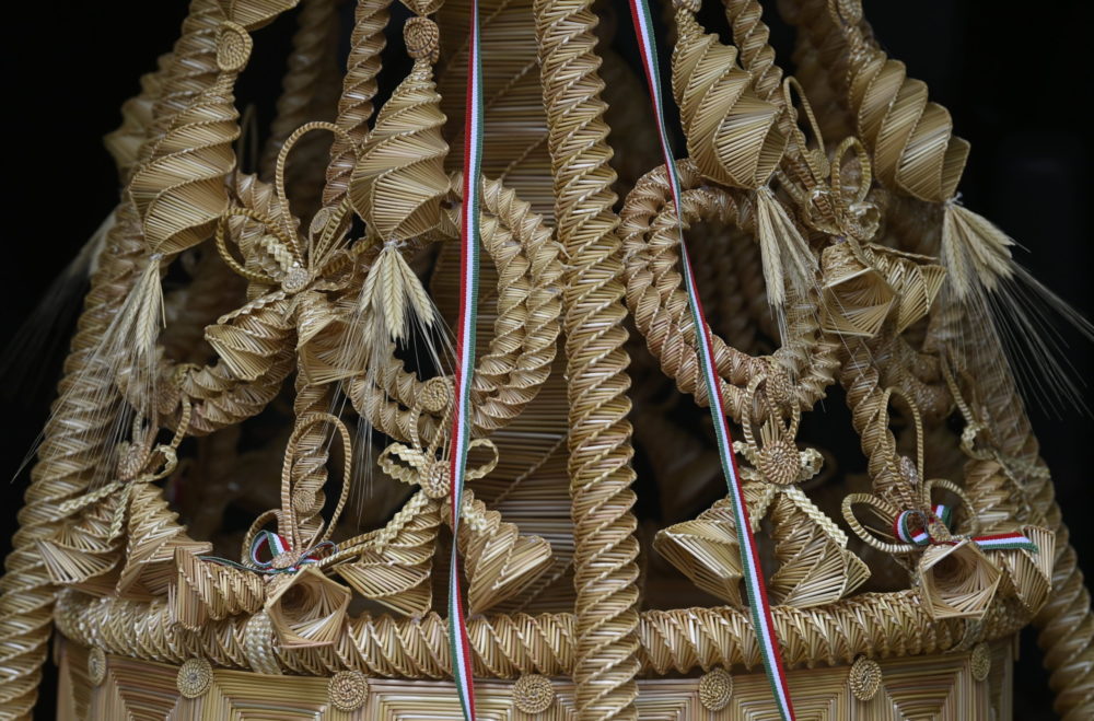 Ezer szalmaszálból készült az aratókoszorú a Bazilikában