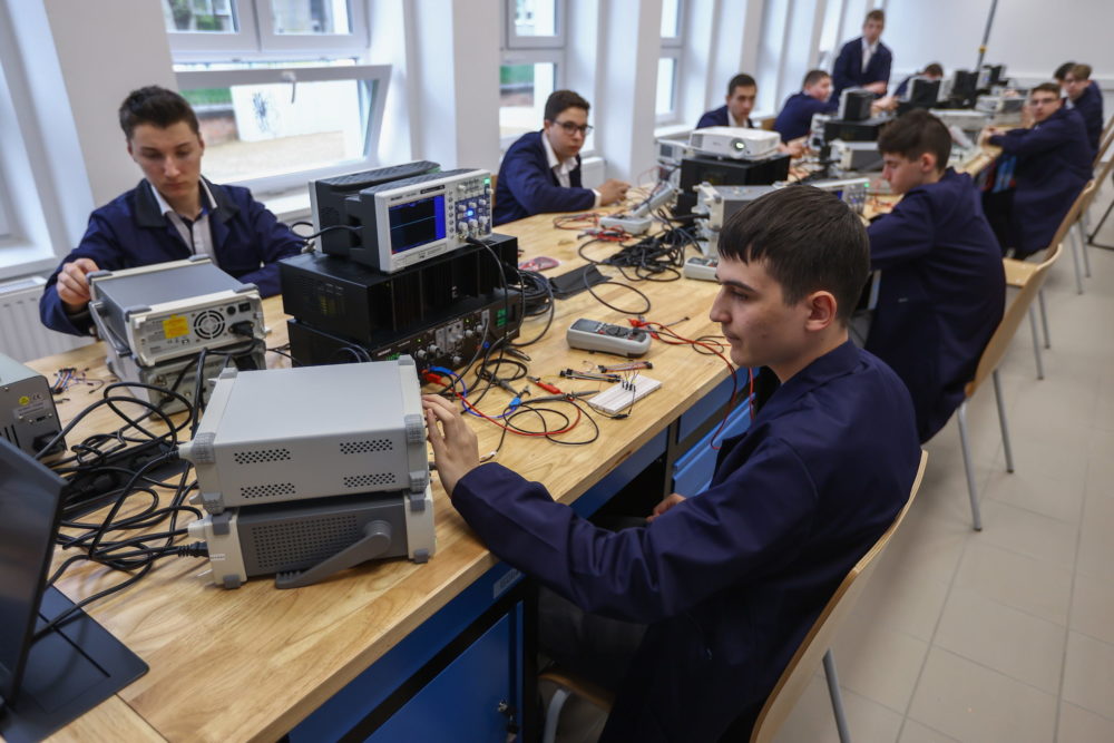 Először ösztöndíj, később akár munkabér is jár a szakképzésben tanulóknak