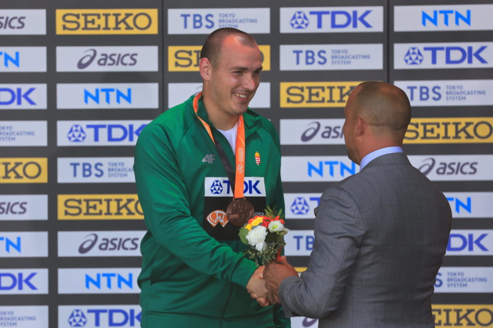 Többezer szurkoló előtt vette át bronzérmét Halász Bence