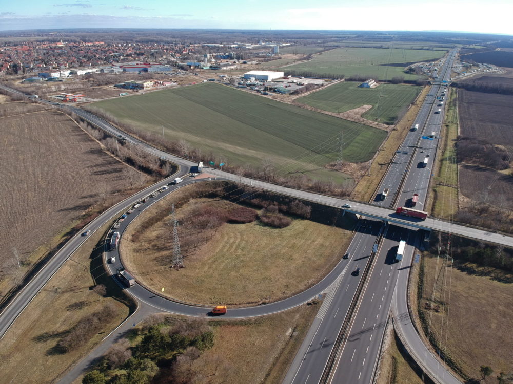 Elgázoltak egy gyalogost az M1-es autópályán Bábolna térségében