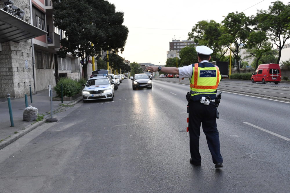 Román férfi rúgott fejbe egy rendőrt Sopronban
