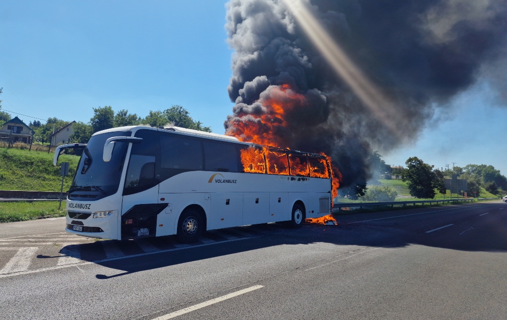 Kigyulladt egy távolsági autóbusz az M3-ason