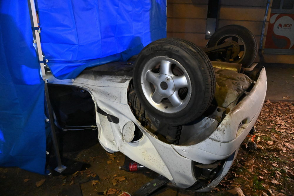 Fának ütközött egy személyautó péntekre virradó éjszaka Vácon