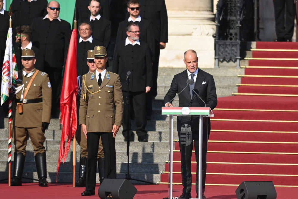 Honvédelmi miniszter: A magyarok nincsenek egyedül békevágyukkal