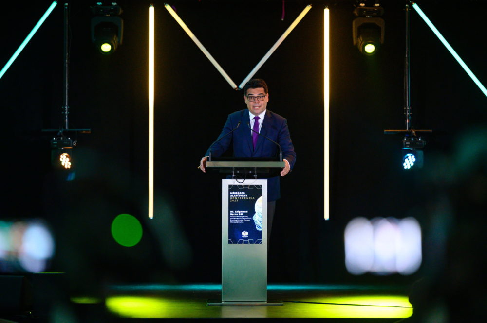 Zsigmond Barna Pál: A cél az, hogy az új világrend nyertesei legyünk