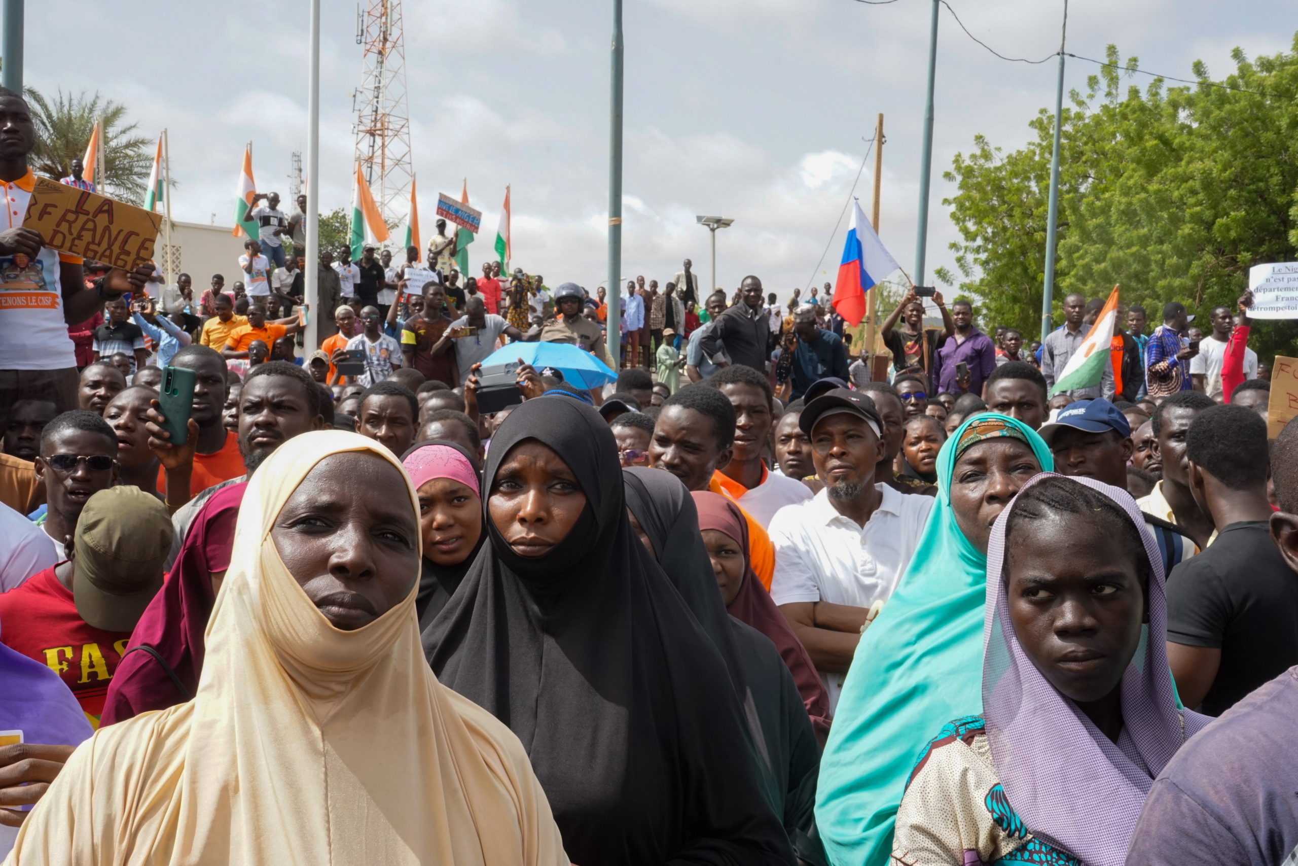 A külföldi szankciók ellen tüntettek
