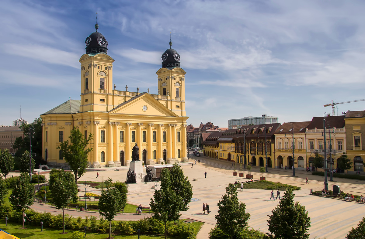 Virágba borul Debrecen: tizenkét virágkocsi és 350 program várja az ünneplőket