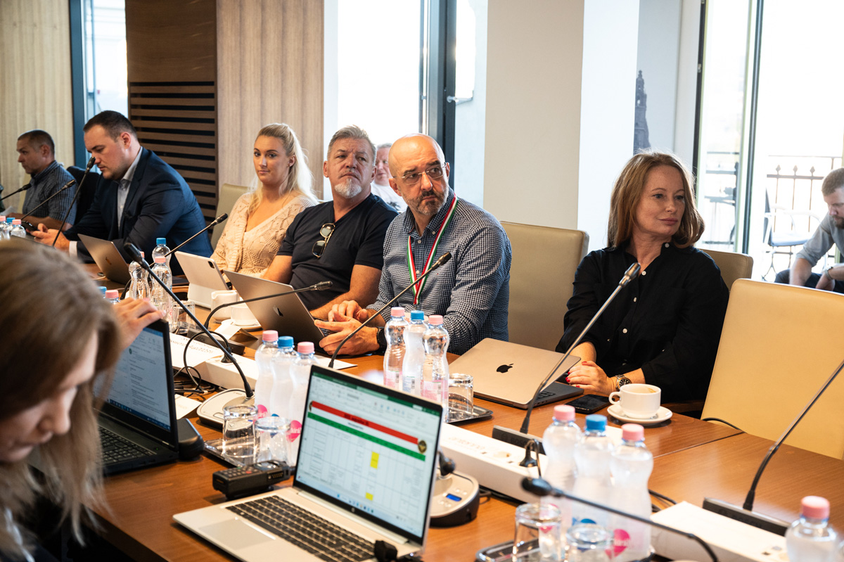 Megszólalt az operatív törzs