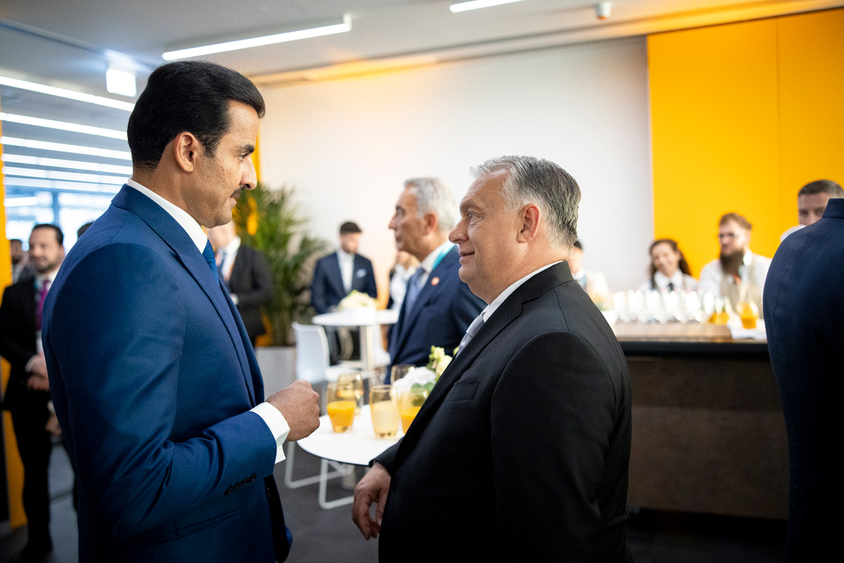 Orbán Viktor külföldi vendégeket fogadott az atlétikai stadionban