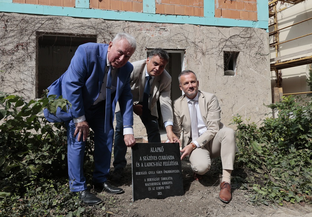 Letették az újjáépülő Százéves Cukrászda és Ladics-ház alapkövét Gyulán