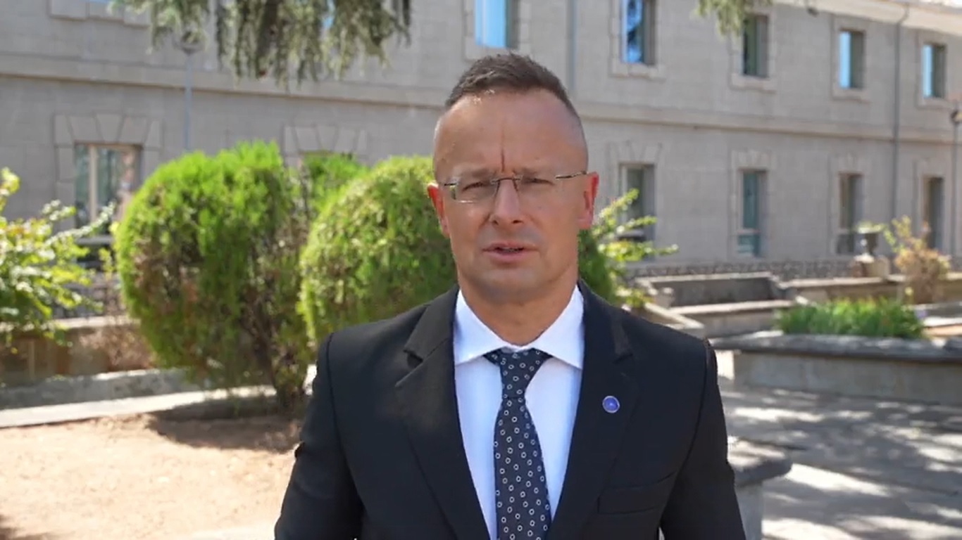 Szijjártó Péter fontos üzenetet küldött a Párizsba utazó magyaroknak