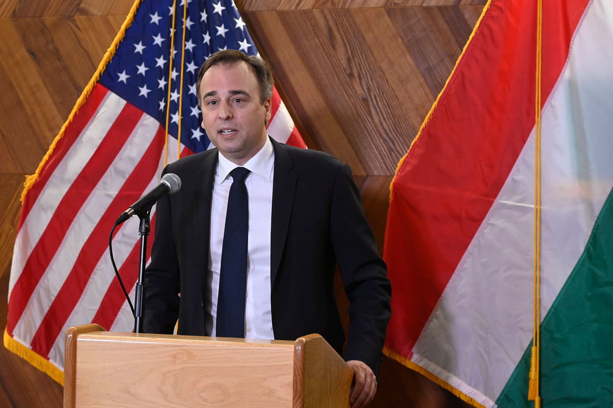 Az amerikaiak háborúpárti álláspont irányába vinnék Magyarországot