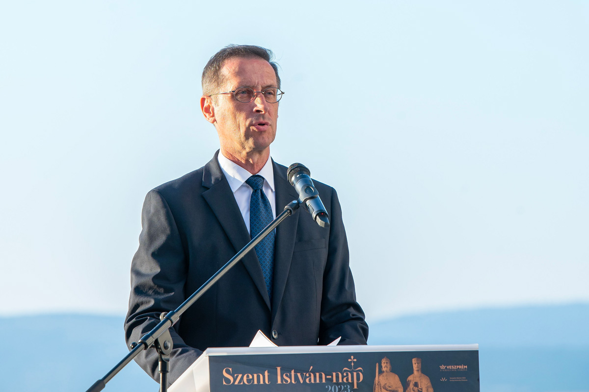 Varga Mihály állami kitüntetést adott át az ÁKK vezérigazgató-helyettesének