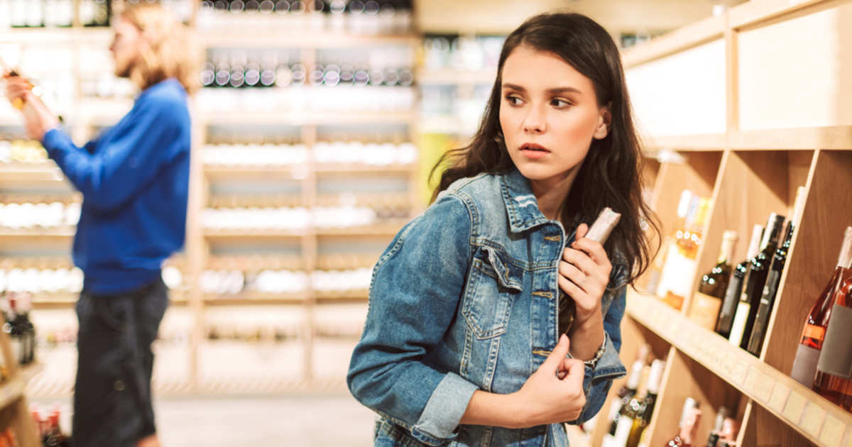 Hiába dugja el: a boltok új lopásgátló rendszere mindent lát! + Videó!