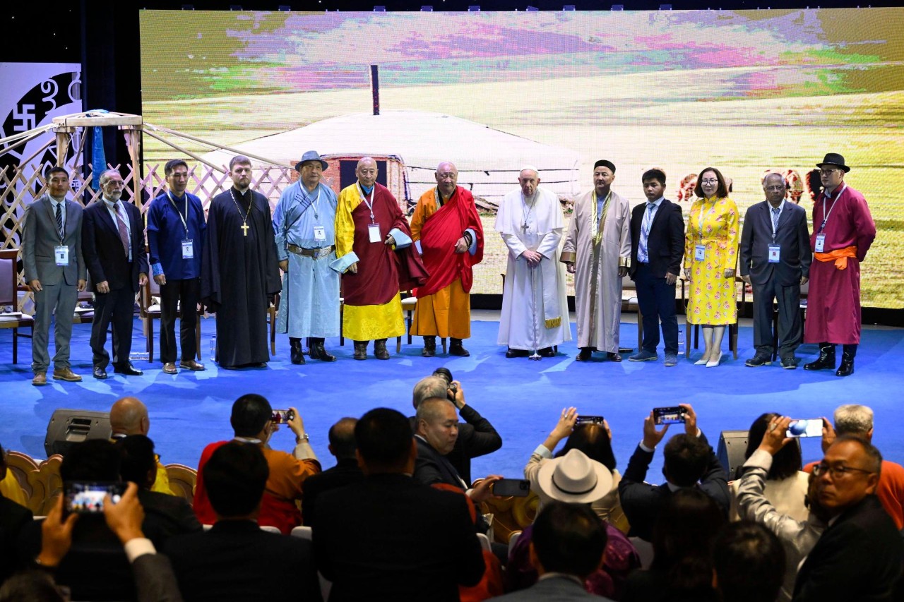 Sámánokkal és buddhista szerzetesekkel is találkozott a pápa