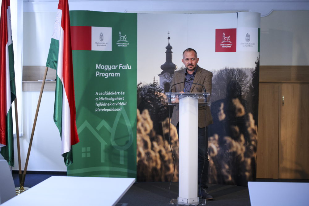 Ötmilliárd forintot nyertek el kistelepülések út- és járdafejlesztésre