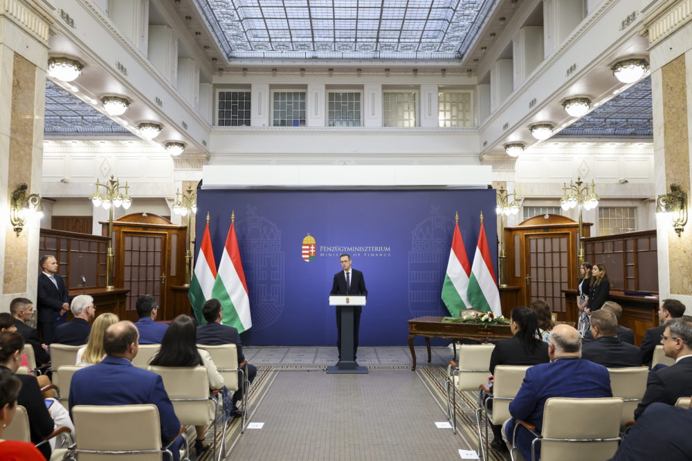 Újabb négy egyetemmel írt alá megállapodást a Pénzügyminisztérium