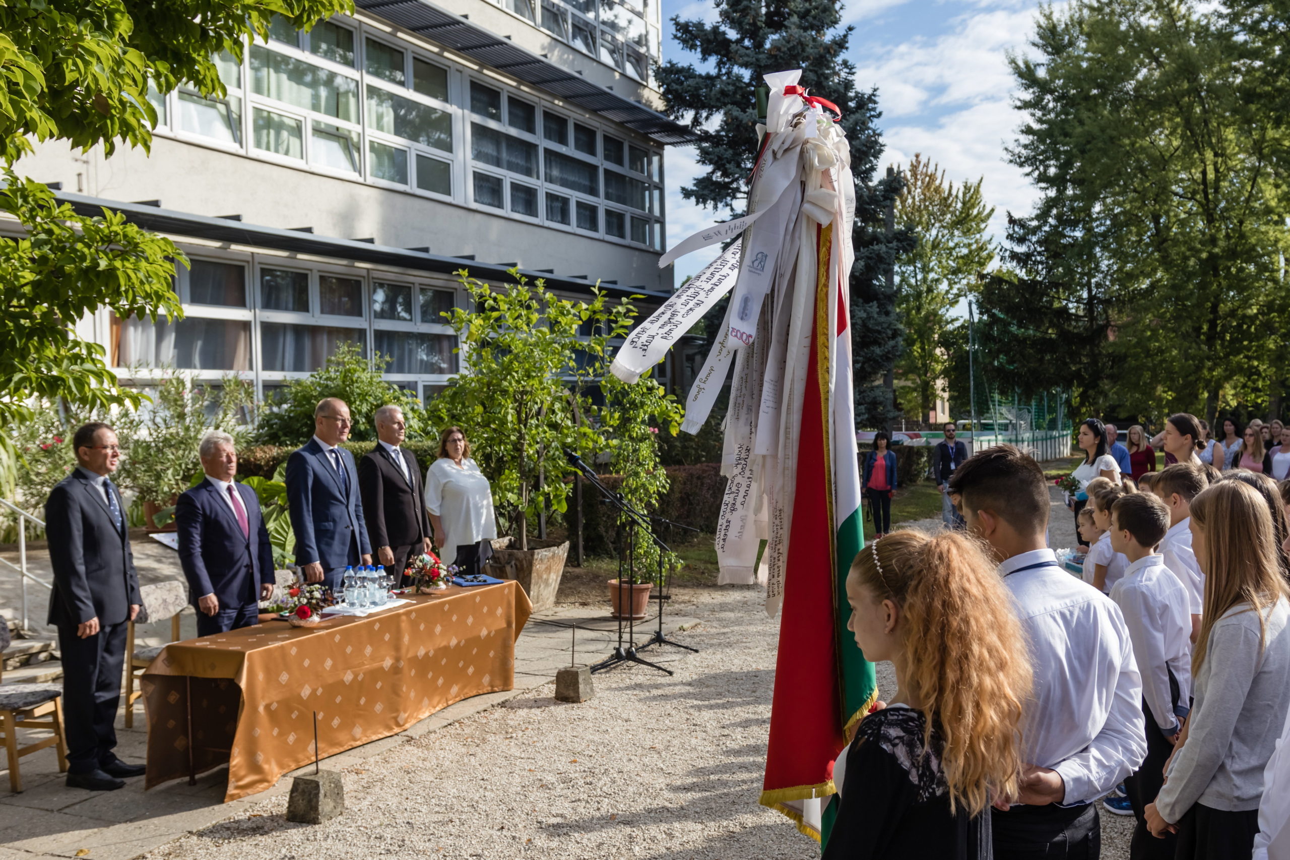 Navracsics Tibor: az iskola nemzedékek közötti közösség