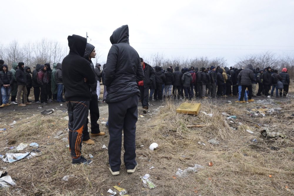 Háborús állapotok és félelem: visszatértek a migránsok a déli határhoz